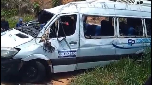 Van tomba na BR-230 e deixa vários feridos próximo a Itupiranga