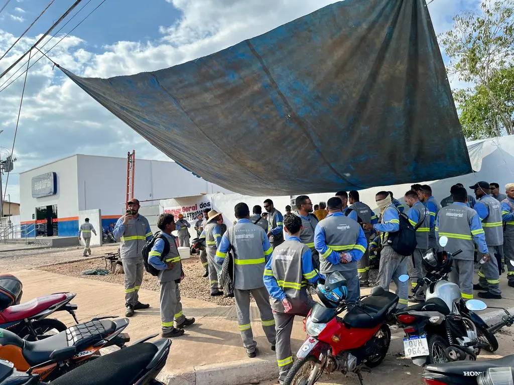Manifestantes fazem “puxadinho” ao lado da Equatorial em Marabá e esperam acordo no MPT