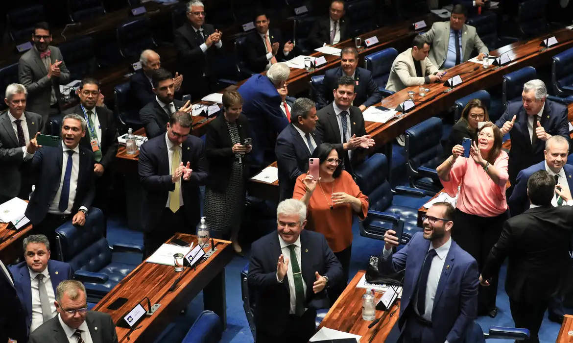 Senado aprova PEC que limita poderes do STF