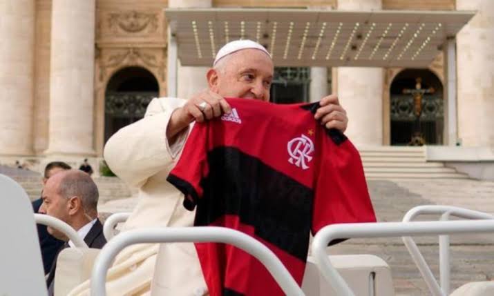 Papa Francisco recebe camisa do Flamengo no Vaticano