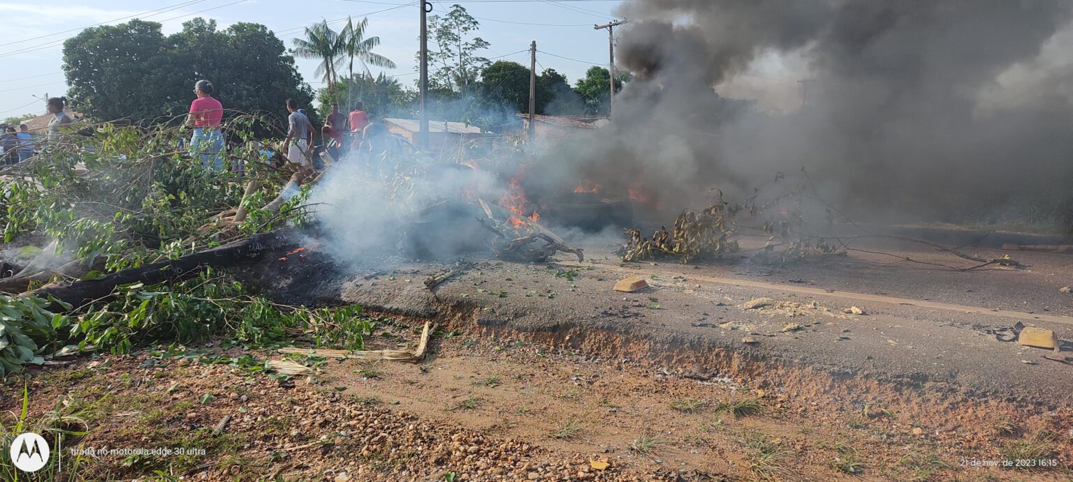 Moradores fecham BR-230 em protesto contra falta de energia no sudeste do Pará