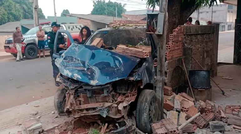 Motorista destrói muro e trava luta corporal com morador no Pará