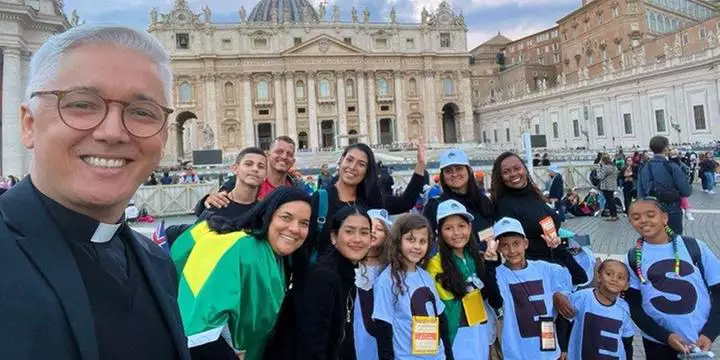 Crianças paraenses presenteiam Papa Francisco durante visita ao Vaticano
