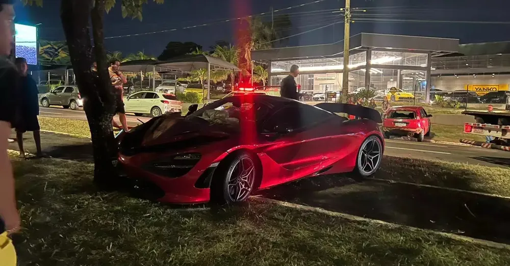 Motorista abandona McLaren avaliada em 3 milhões de reais após acidente