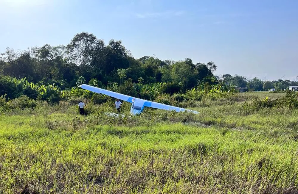 Avião com prefeitos faz pouso de emergência após pane