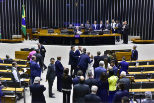 Câmara aprova urgência de PL que revoga trabalho em feriados