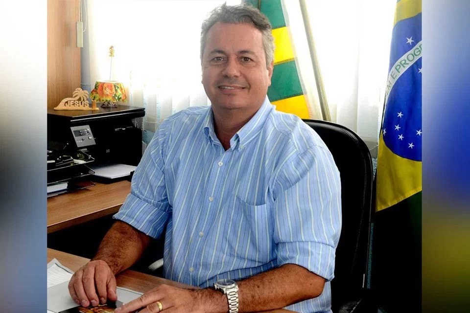 Prefeito que atirou 15 vezes contra ex se entrega à polícia