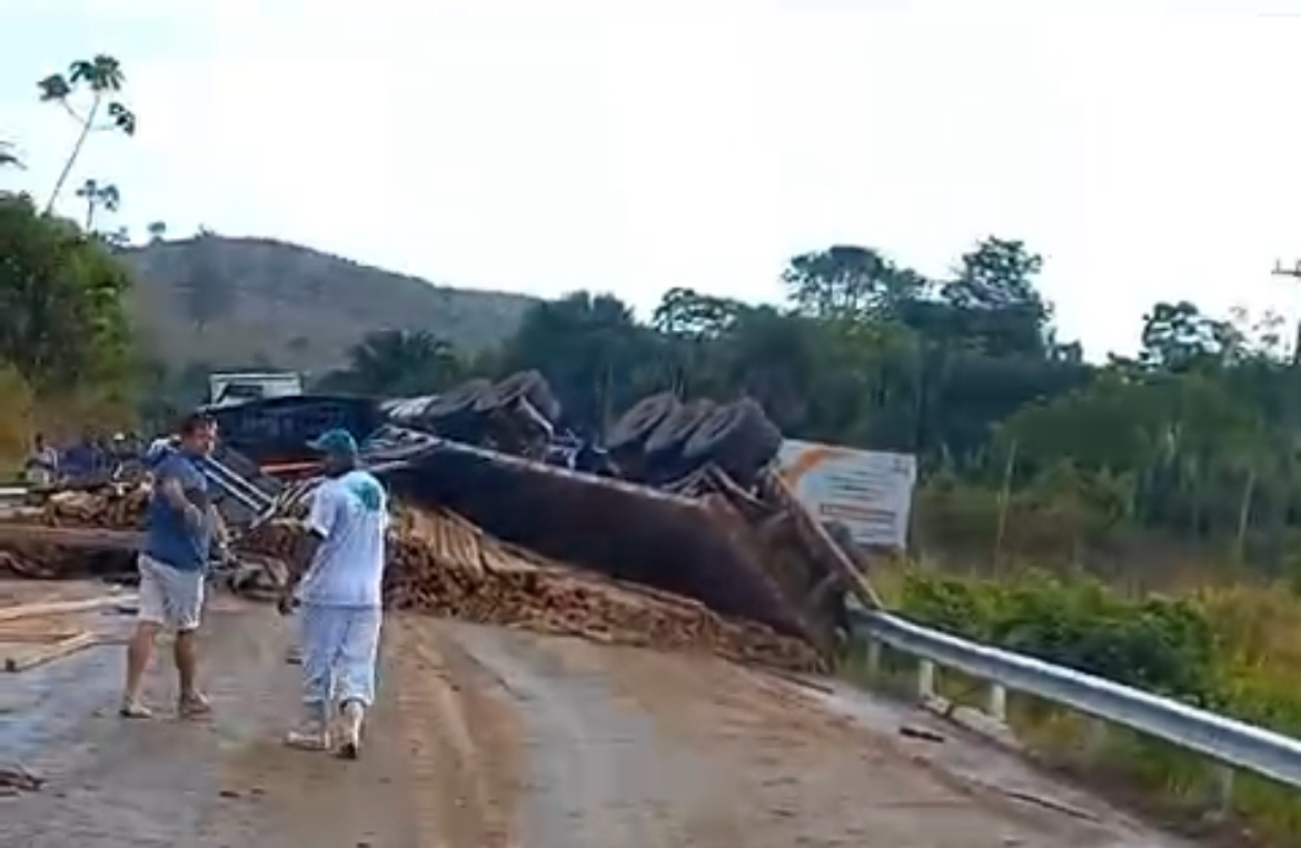 Colisão entre caminhões deixa um morto e outro ferido em Novo Repartimento