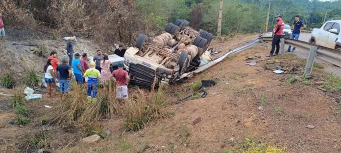 Motorista morre após caminhão tombar na rodovia Transamazônica