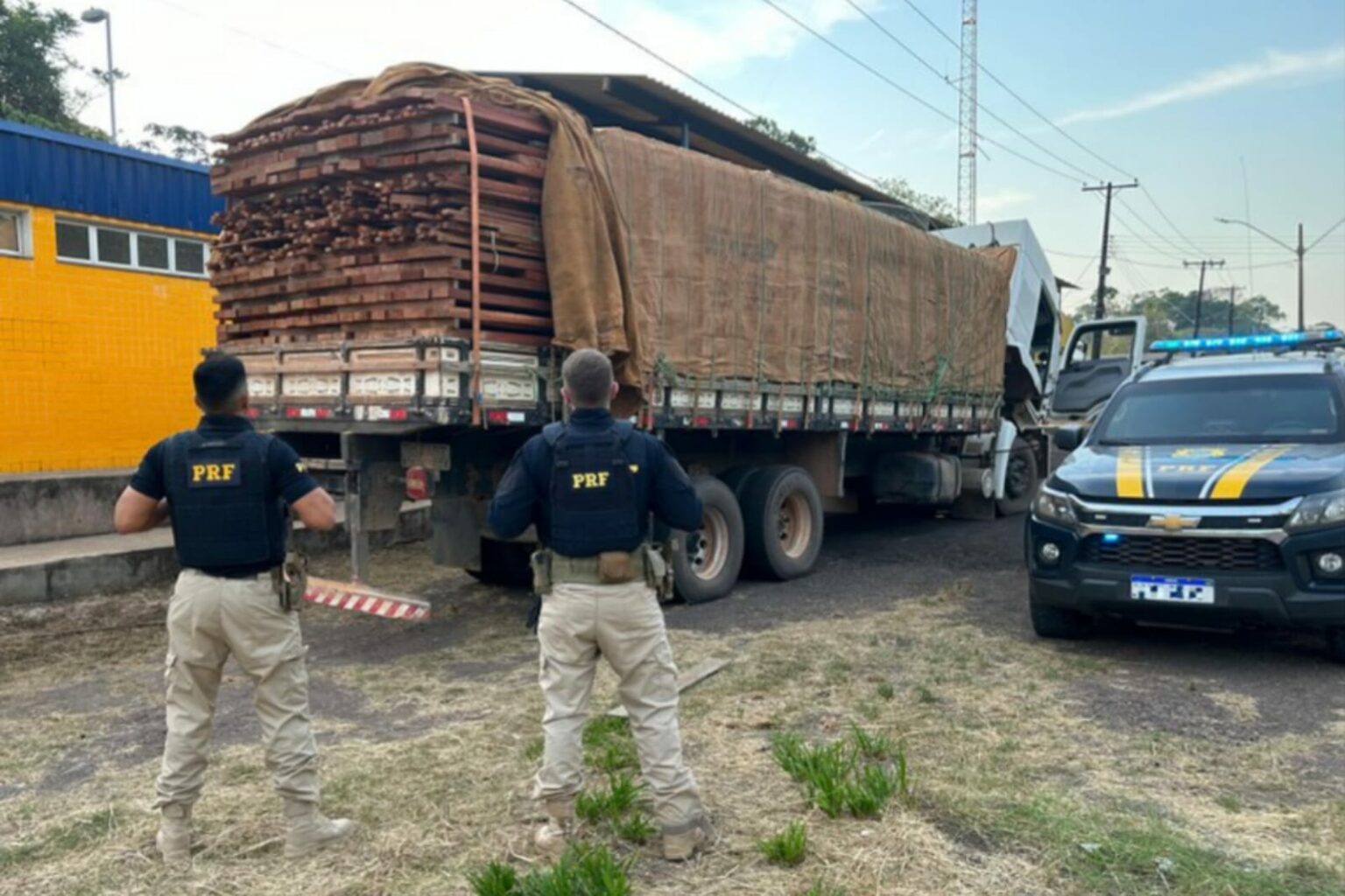 PRF apreende 45 m³ de madeira ilegal em Santarém