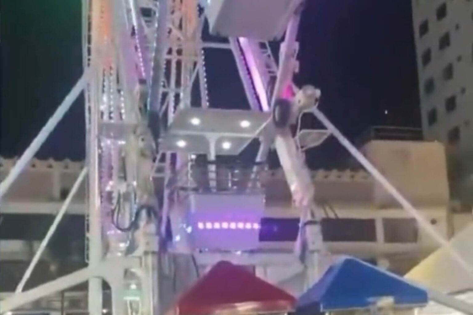 Parte de roda-gigante se solta e atinge uma pessoa em parque no Pará