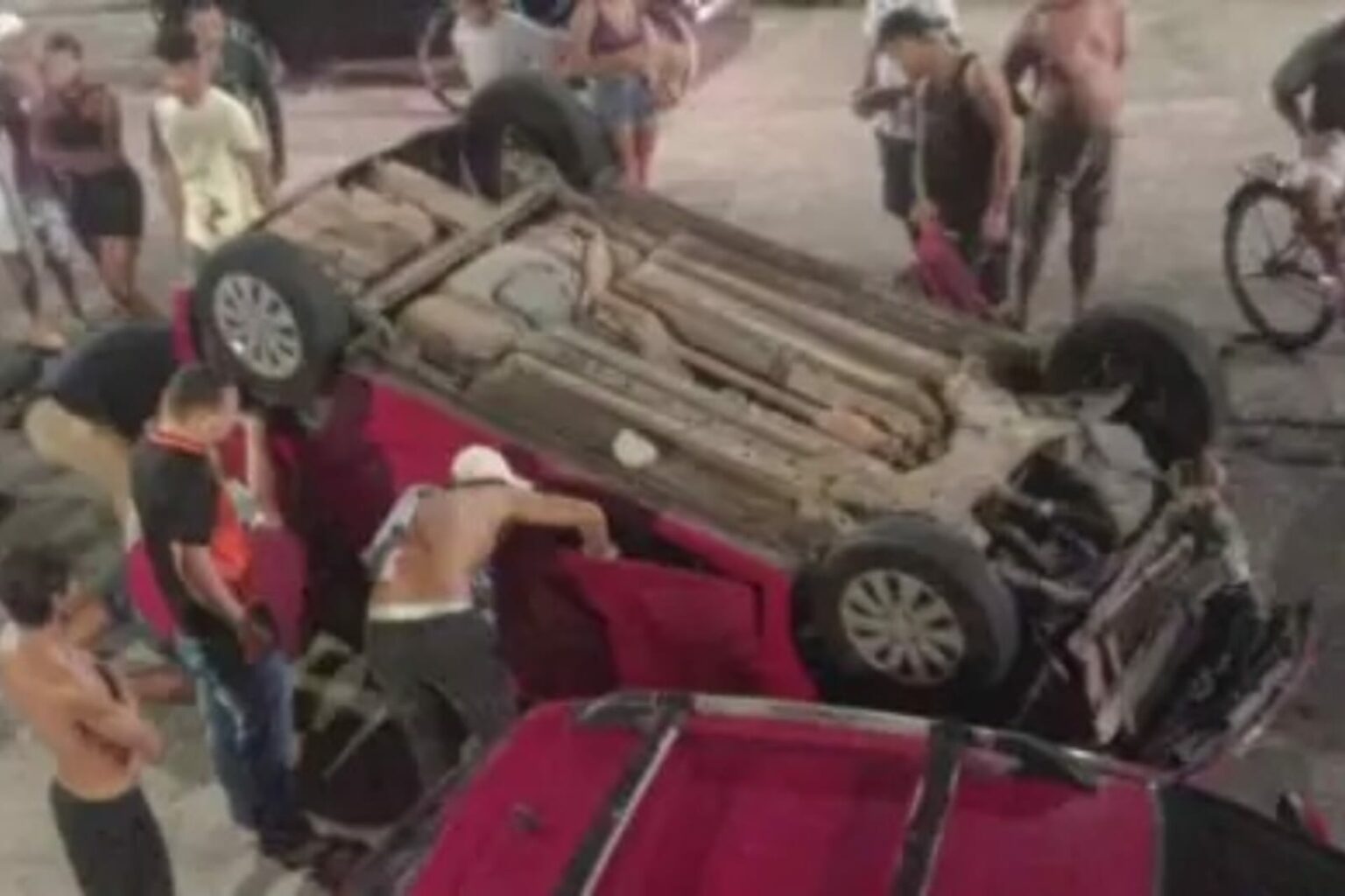 Carro capota ao trafegar em alta velocidade no Pará
