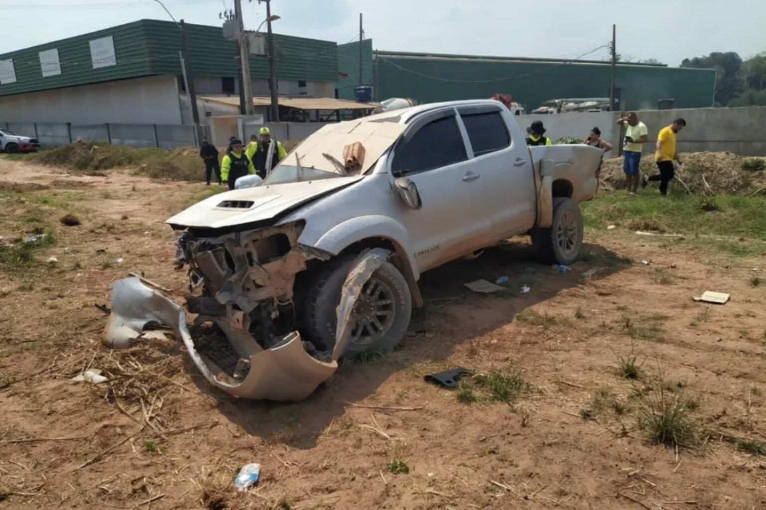 Mulher fica ferida após capotar caminhonete na BR-163