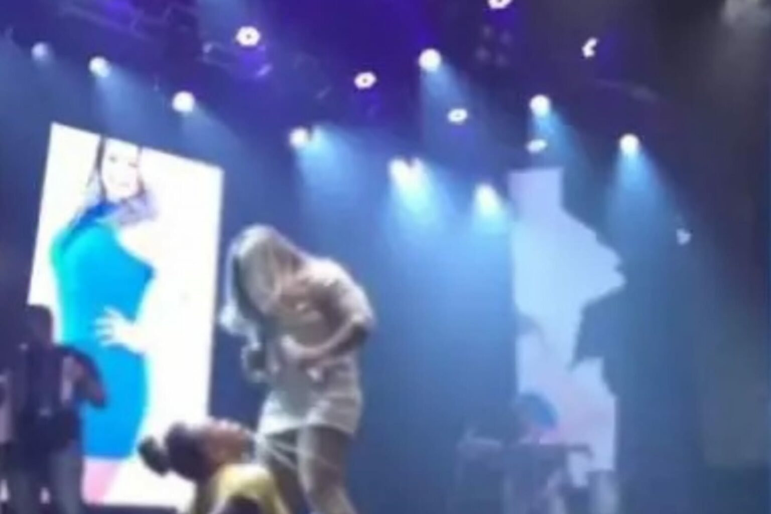 Vídeo: cantora serve cachaça na própria calcinha e viraliza na web