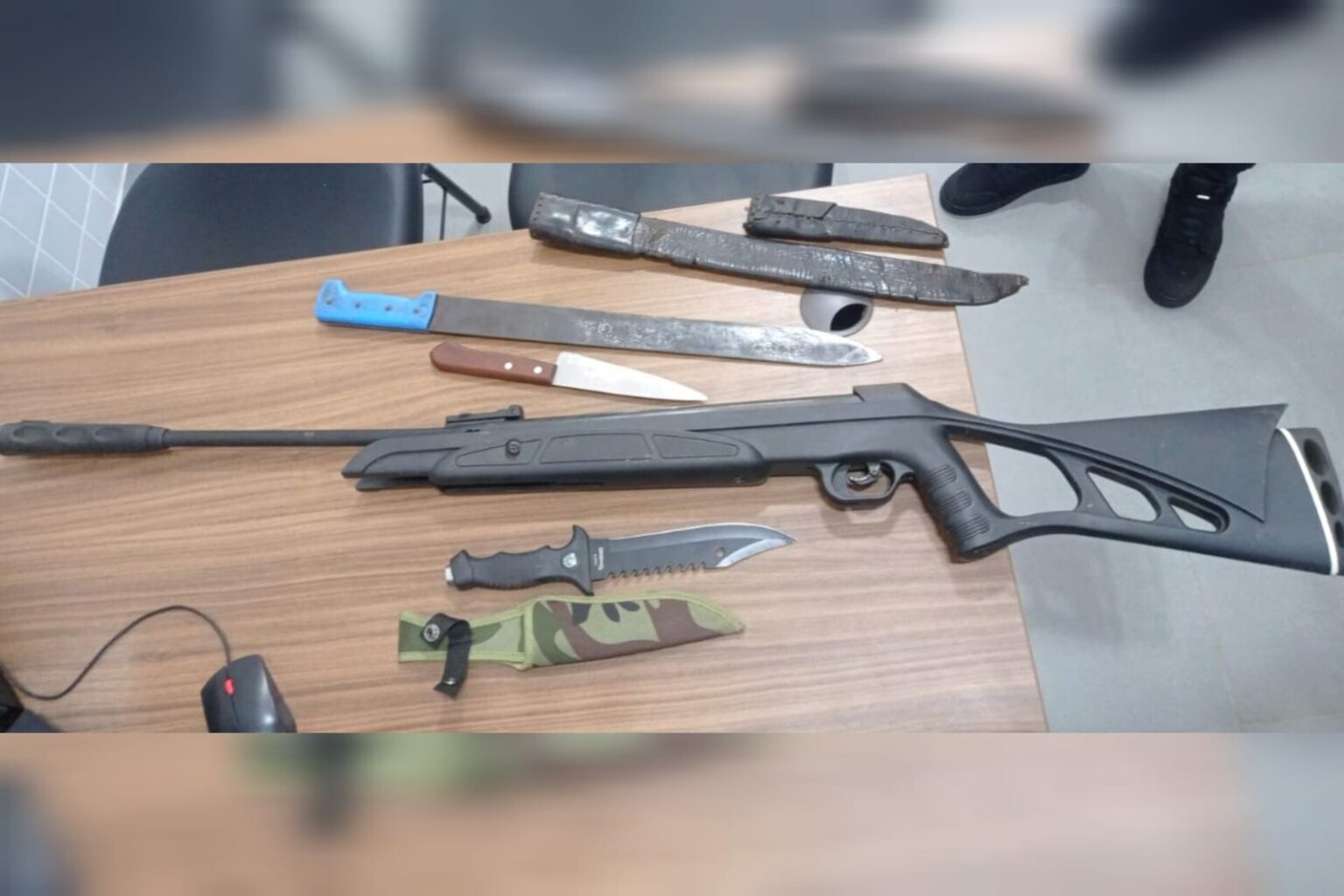 PM prende dupla com facas e arma de fogo no Marajó