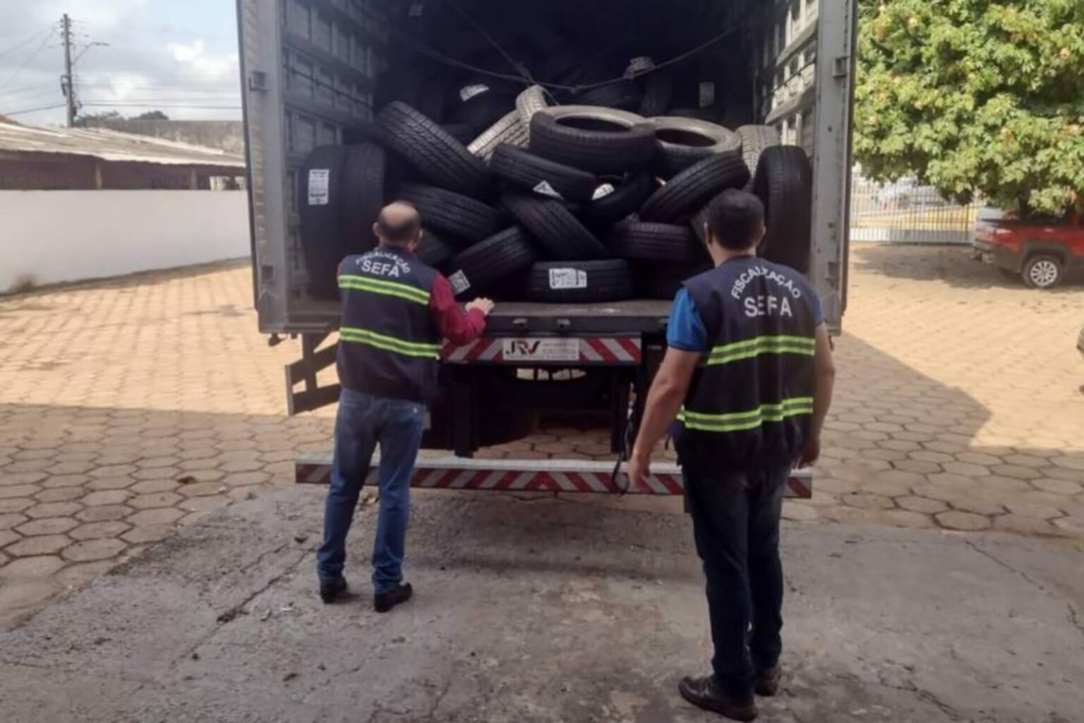 Sefa apreende 300 pneus em Dom Eliseu