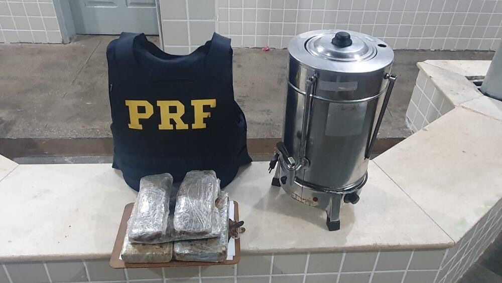 PRF encontra 3 kg de maconha escondidos em cafeteira dentro de ônibus