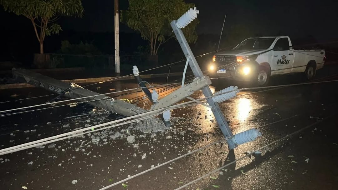 Chuva e ventos derrubam postes, e deixam bairros sem energia em Altamira