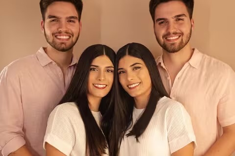 Gêmeos que namoram irmãs gêmeas criam regras para relacionamento dar certo: ‘perguntar o nome’