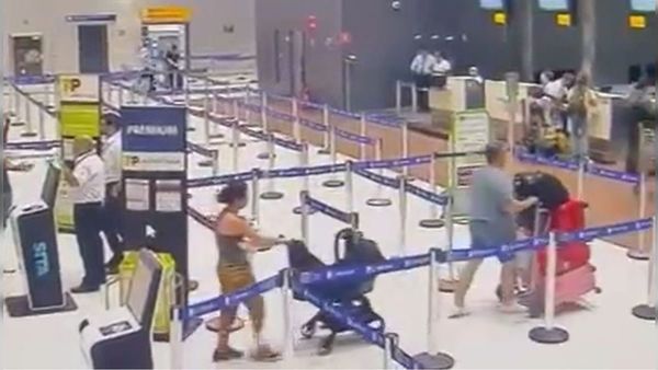 Câmeras de aeroporto flagram tráfico de bebê recém-nascido; assista
