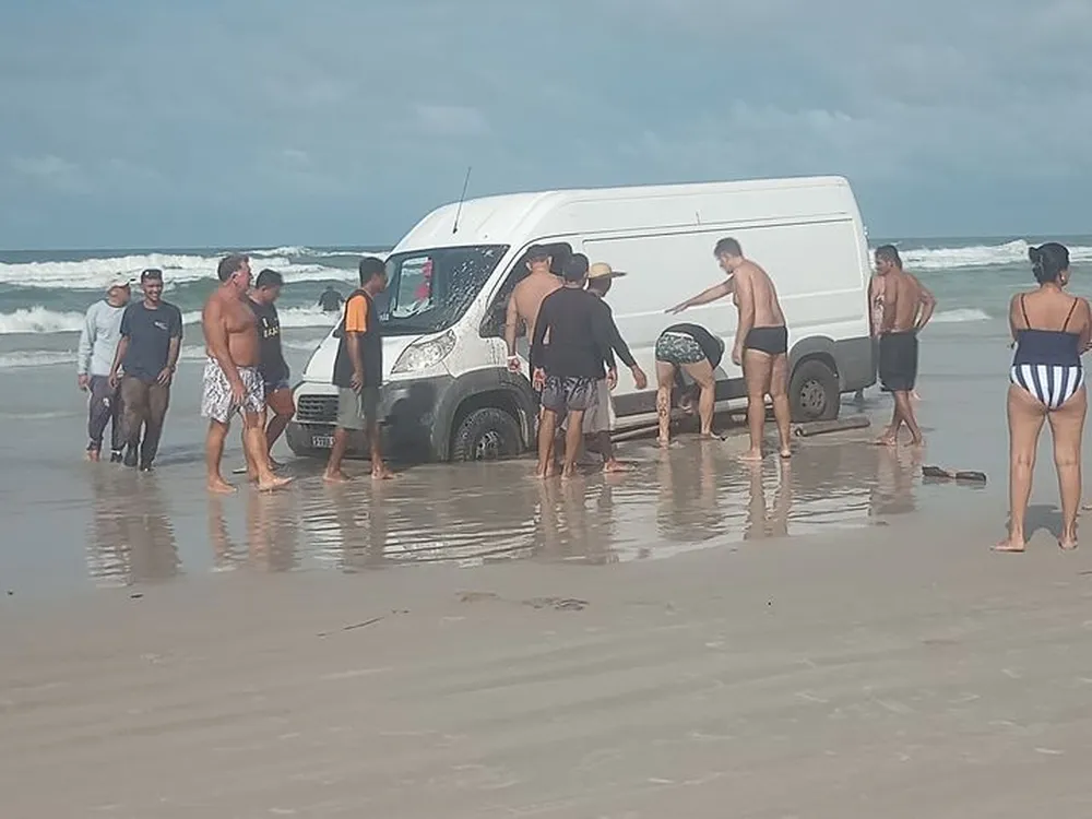 Van atola após maré subir em praia de Salinópolis, no Pará