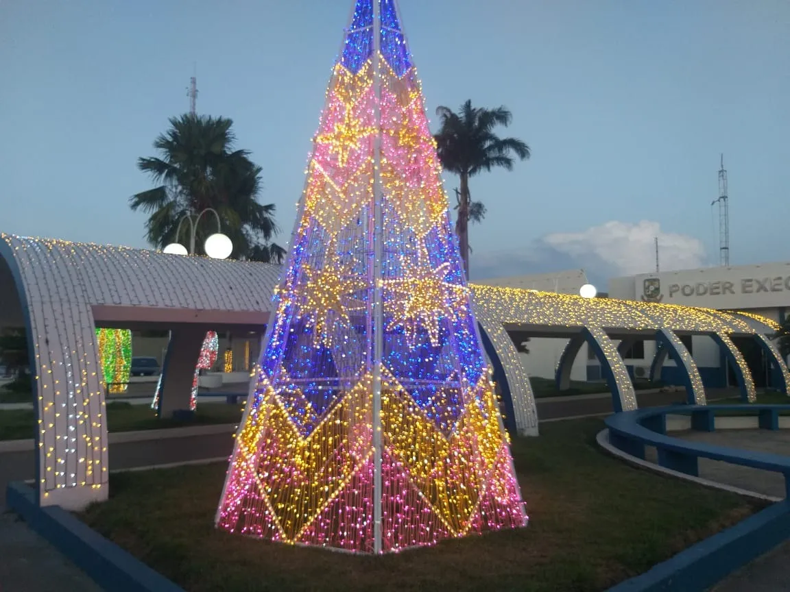 CÂMARA DE PARAUAPEBAS ESTÁ DECORADA PARA O FIM DE ANO