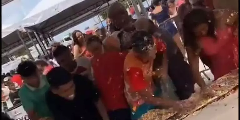 População avança em bolo gigante e faz guerra de comida no Maranhão