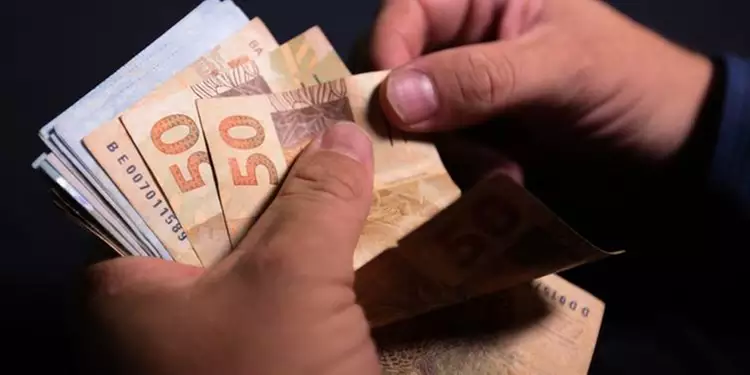 Salário mínimo pode ir a R$ 1.521 em 2025 com nova previsão de inflação