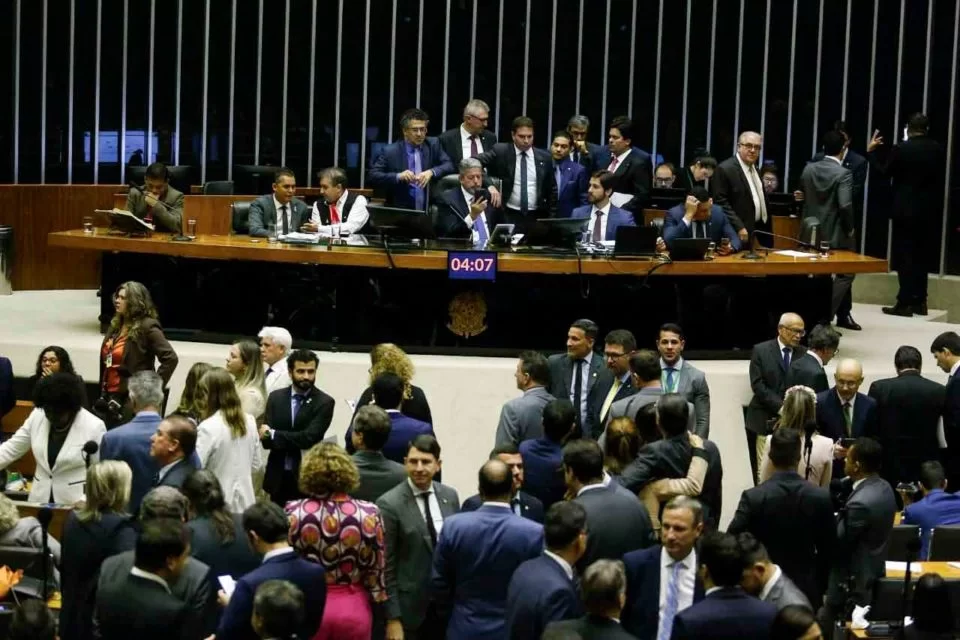 Câmara aprova criminalização de nude feito por inteligência artificial