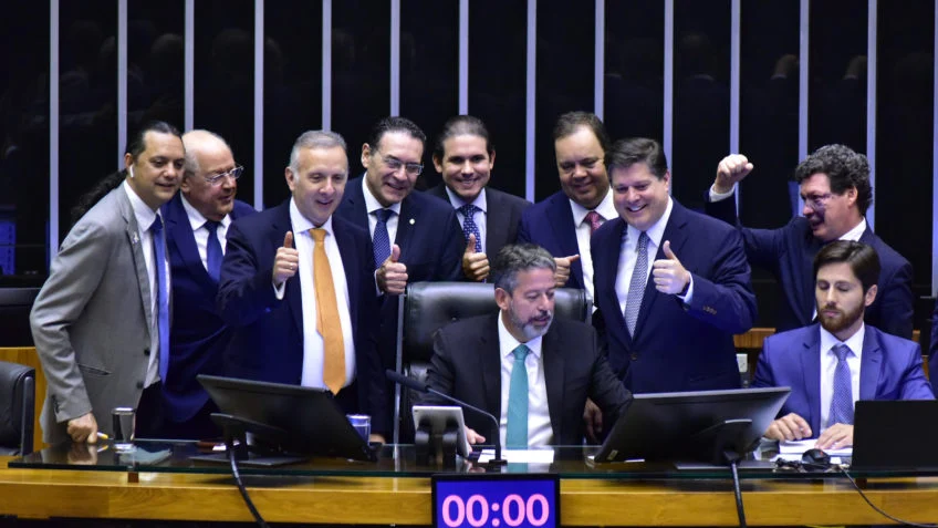 Câmara aprova reforma tributária em definitivo após mais de 30 anos