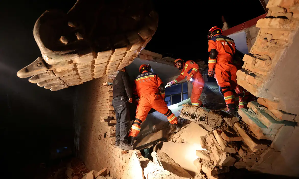 Terremoto mata mais de 100 pessoas na China
