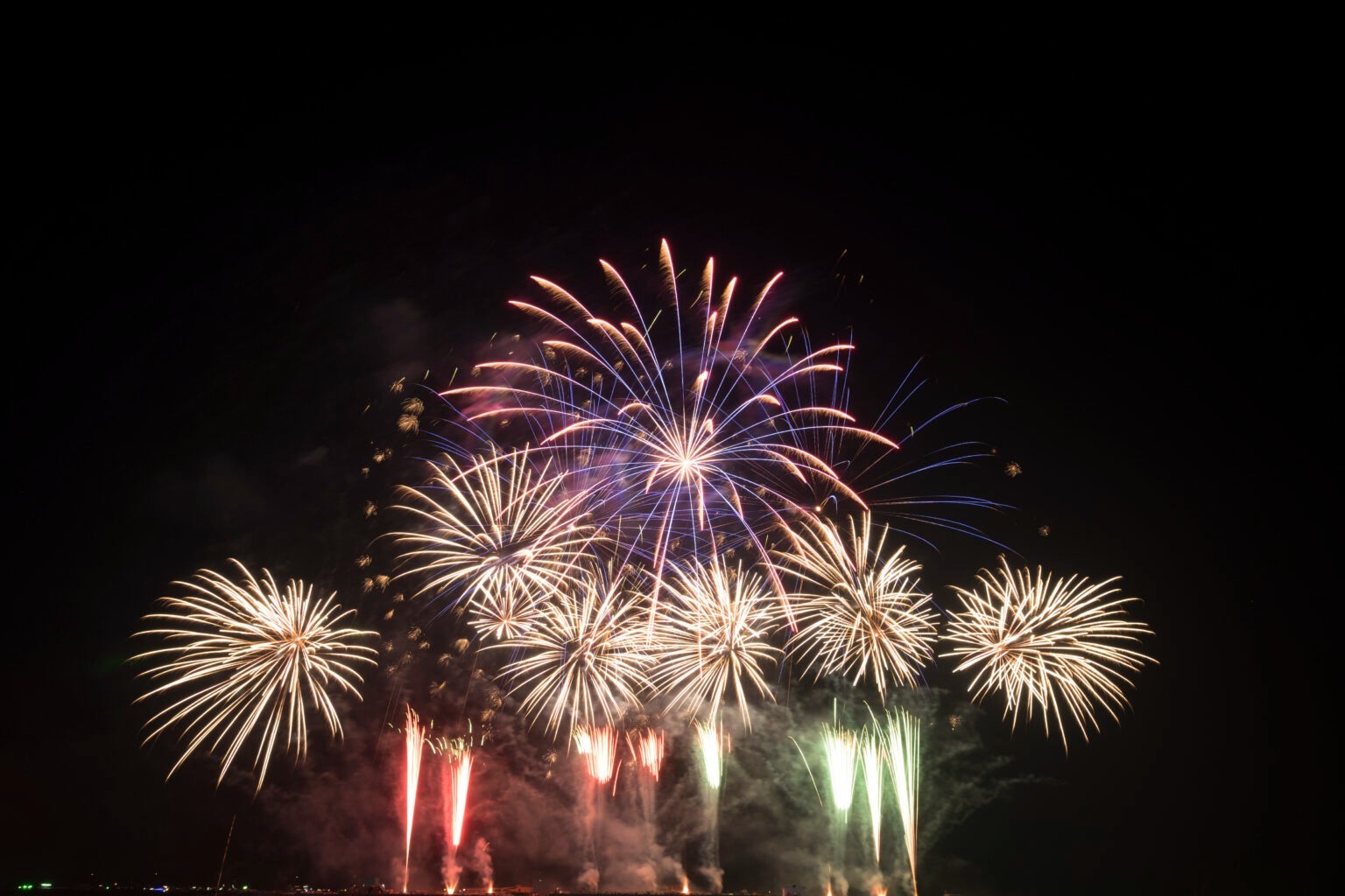 Saiba os riscos de soltar fogos de artifício perto da rede elétrica