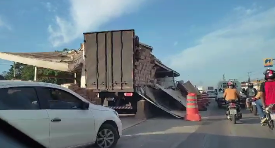 Vídeo: carreta colide com estrutura do BRT no Pará
