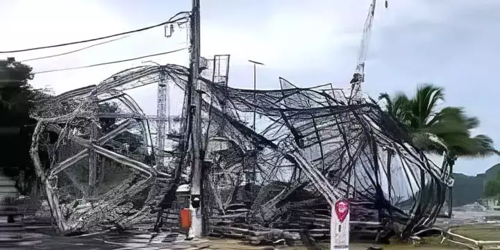 Árvore de Natal gigante desaba em Niterói antes da inauguração