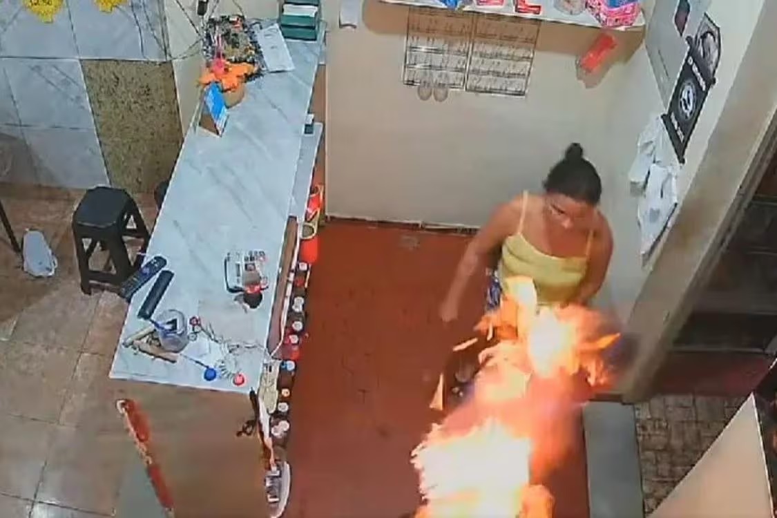 Vídeo: mulher ateia fogo em marido por ciúmes