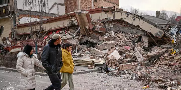 Pelo menos 125 pessoas morrem após forte terremoto na China