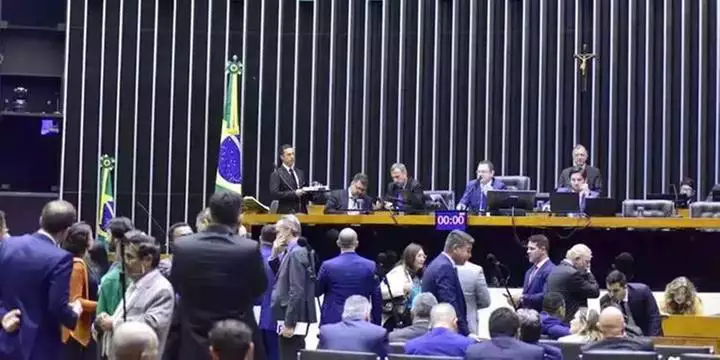 Câmara investirá R$100 milhões em reforma de 48 apartamentos de deputados