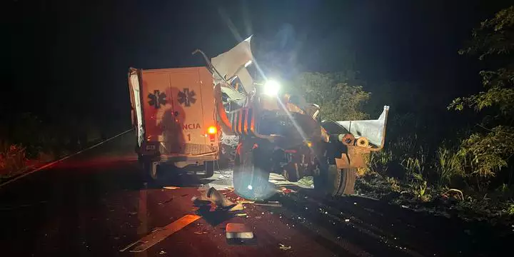Colisão entre ambulância e trator deixa duas pessoas feridas no Pará