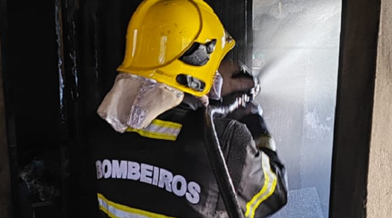 Celular que estava carregando explode e provoca incêndio