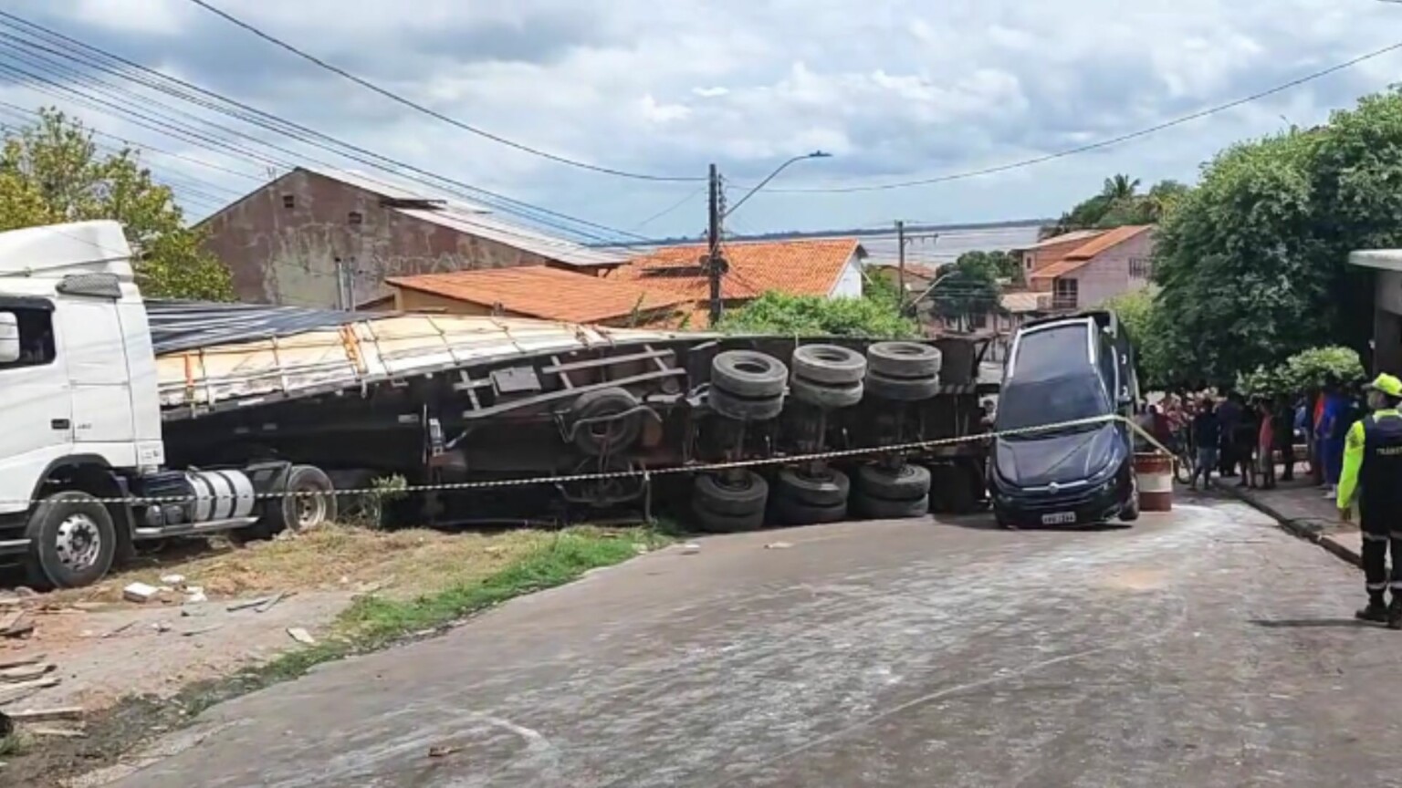 Carreta tomba e atinge quatro veículos e uma casa no Pará