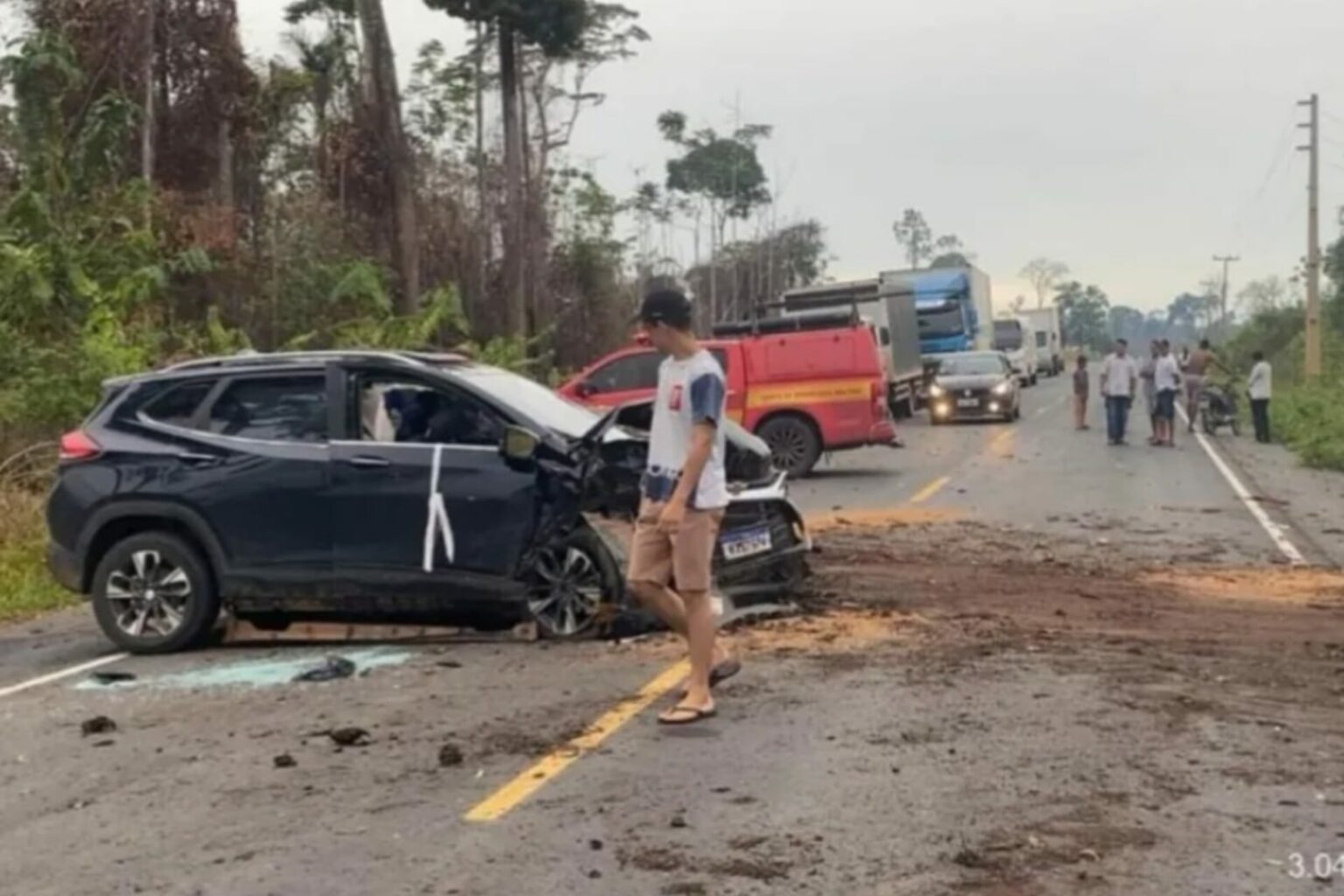 Carro colide contra árvore e deixa cinco feridos na PA-370