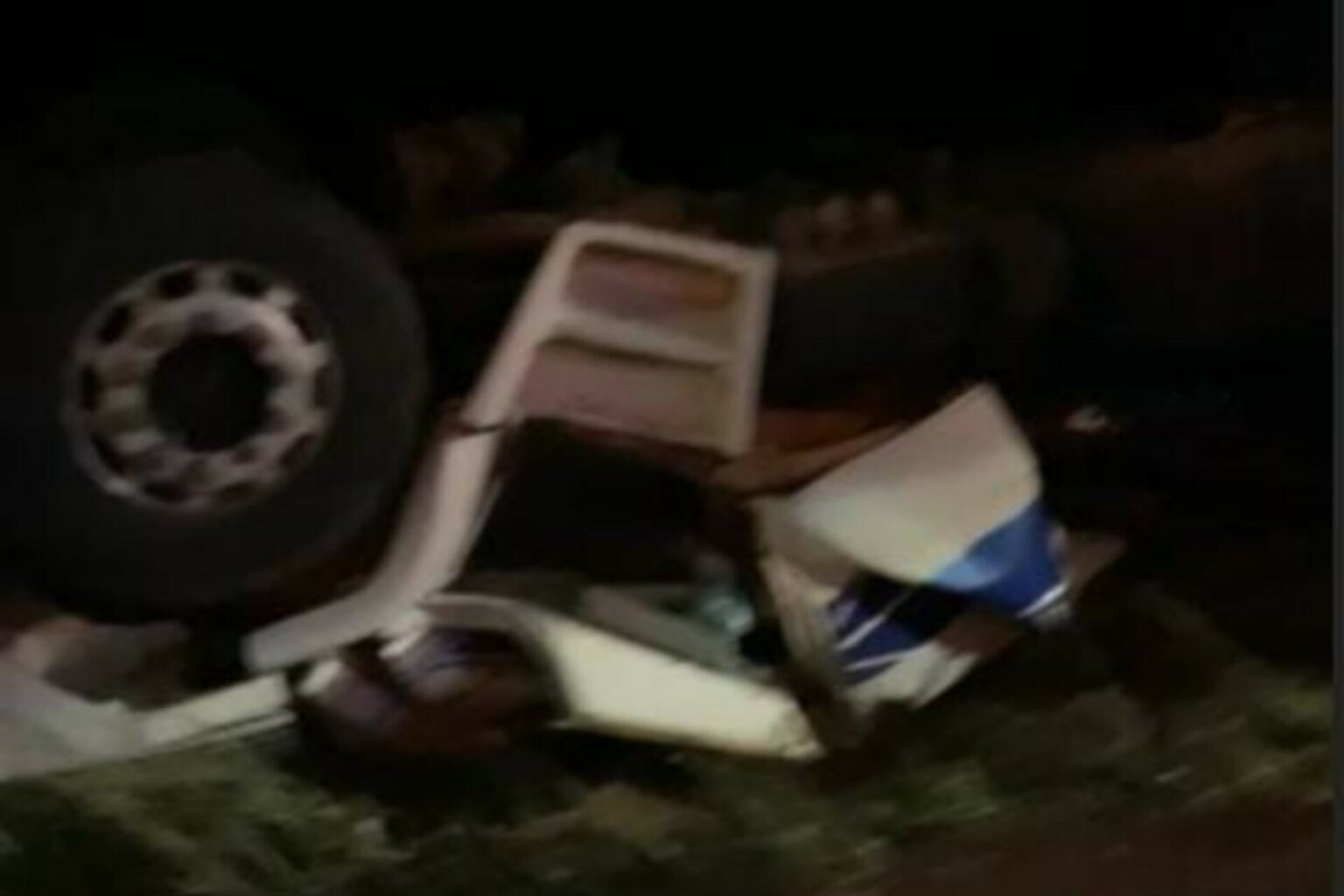 Carreta capota na BR-222 em Marabá