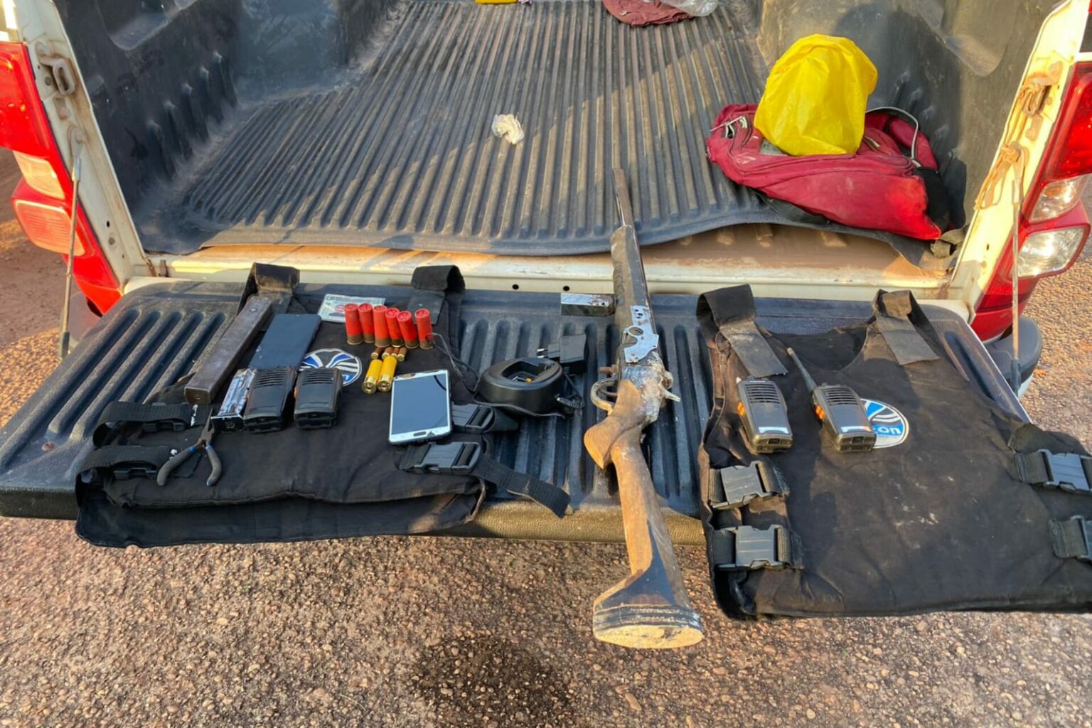 PM apreende arma de fogo e colete balístico em Moju