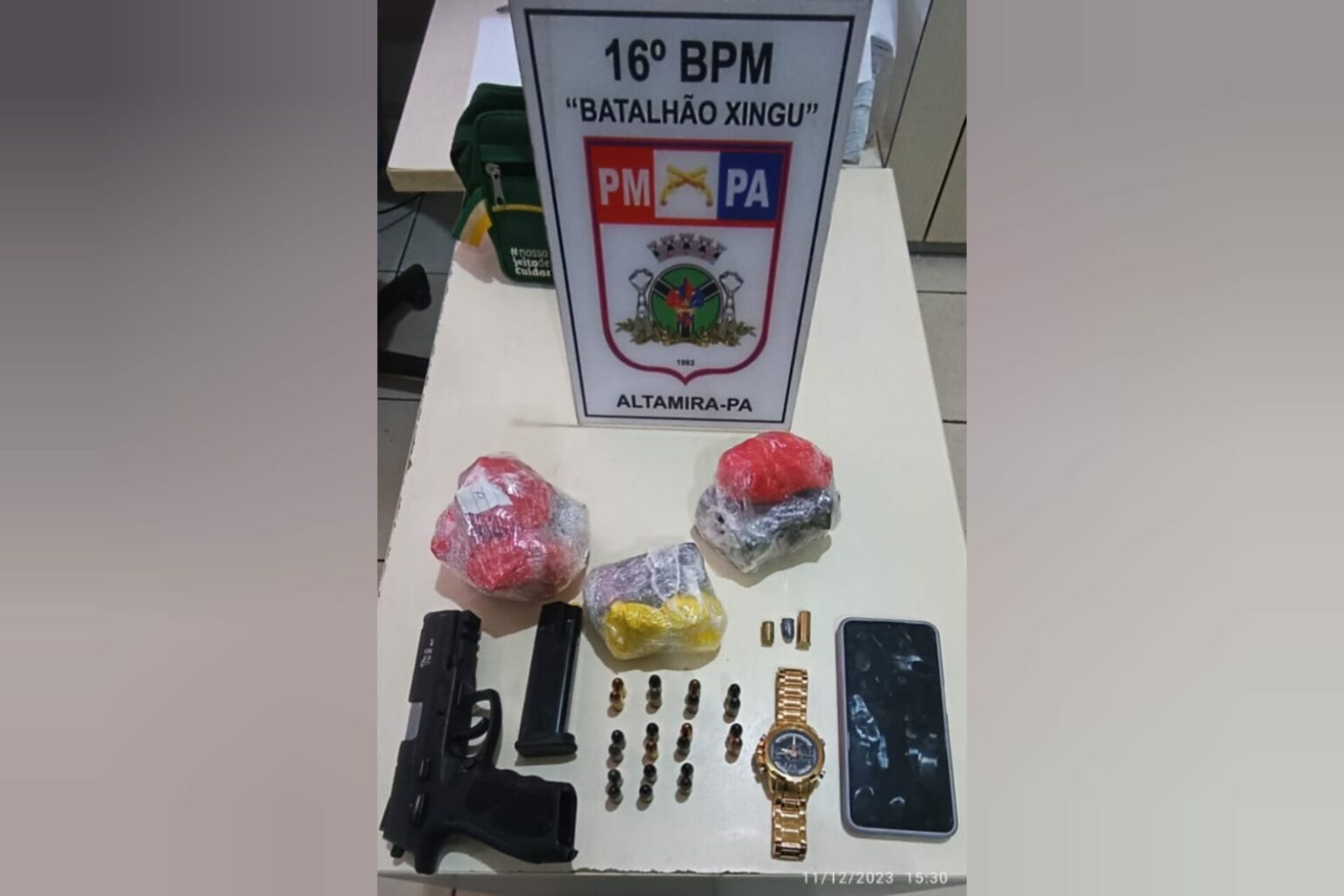 PM flagra motorista com arma de fogo e drogas em Altamira