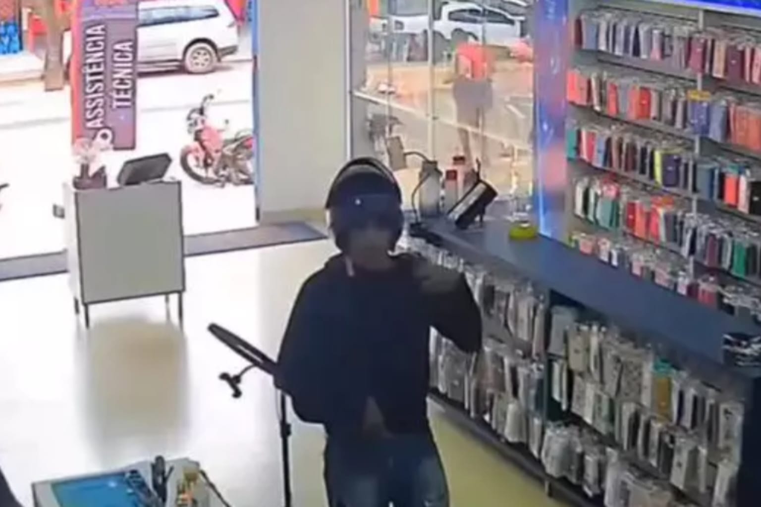 Motociclista armado assalta loja de celular em Parauapebas
