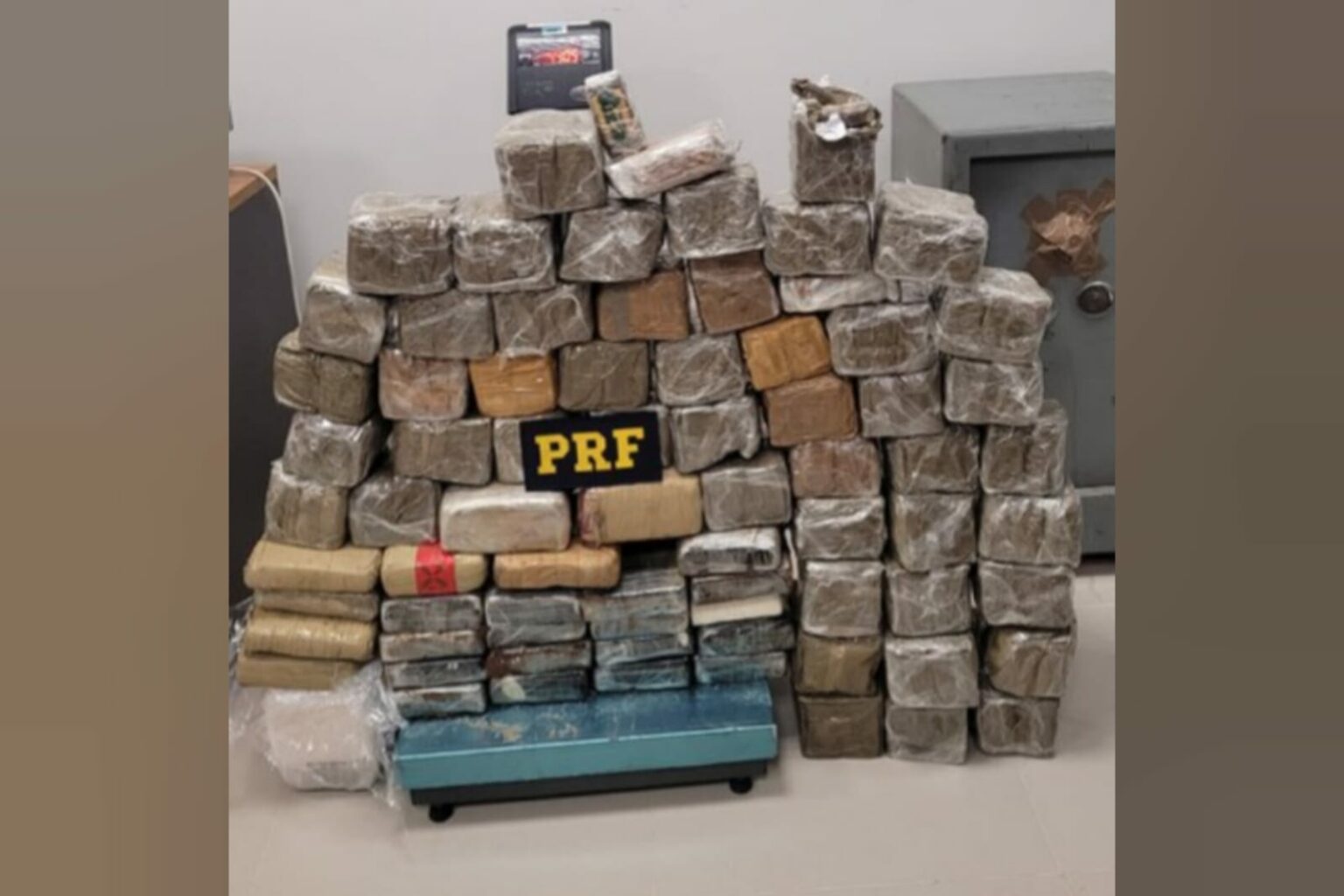 PRF apreende 84 kg de drogas dentro de ônibus em Capanema