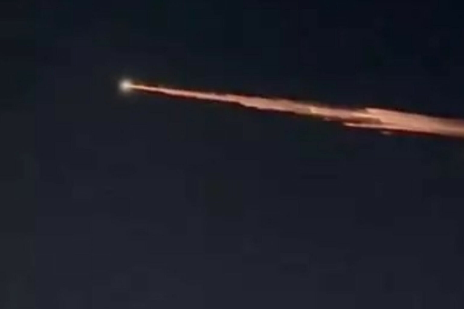 Vídeo: supostas bolas de fogo são vistas cruzando o céu no Brasil