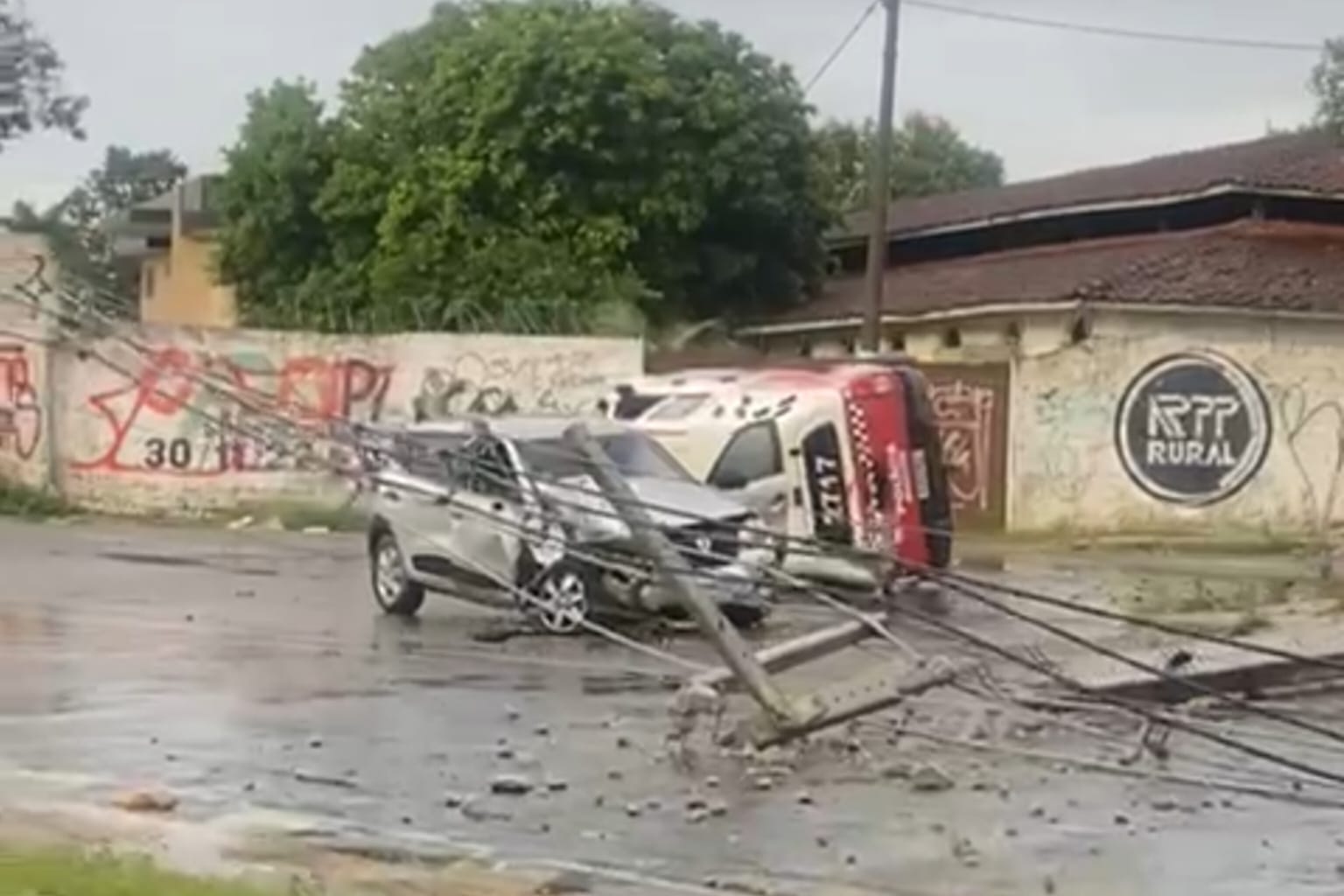 Viatura da PM perde o controle e capota na BR-222