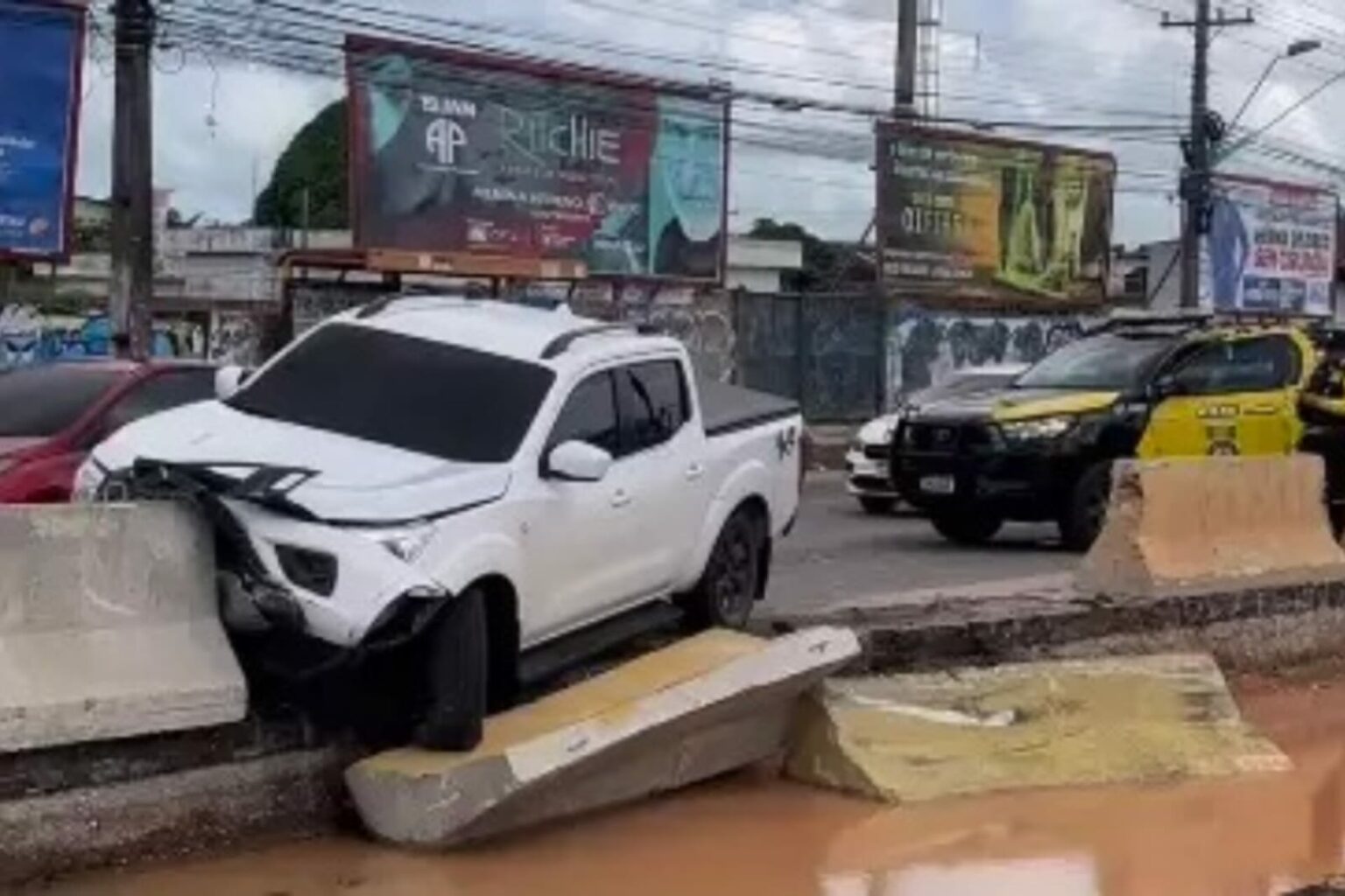 Picape colide contra mureta na BR-316