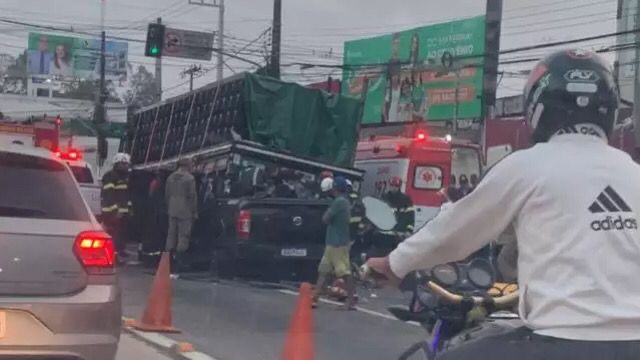 Homem fica preso às ferragens após acidente entre carro e caminhão no Pará